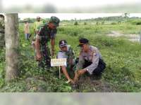 Giliran Aparat di Tambakrejo Bojonegoro Peduli Penghijauan, Tanam Ratusan Bibit Pohon