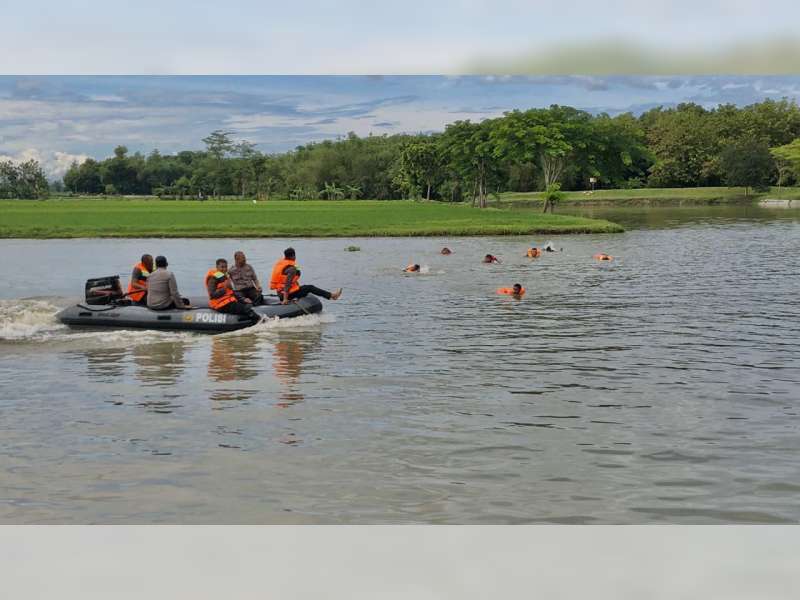 Siaga Bencana Banjir, Sat Sabhara Polres Bojonegoro Gelar Latihan SAR
