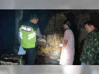 Diduga Akibat Bediang, Kandang Sapi Milik Warga Kanor Bojonegoro Terbakar