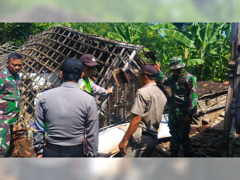 Diduga Akibat Sudah Lapuk, Dapur Milik Warga Kanor Bojonegoro Roboh