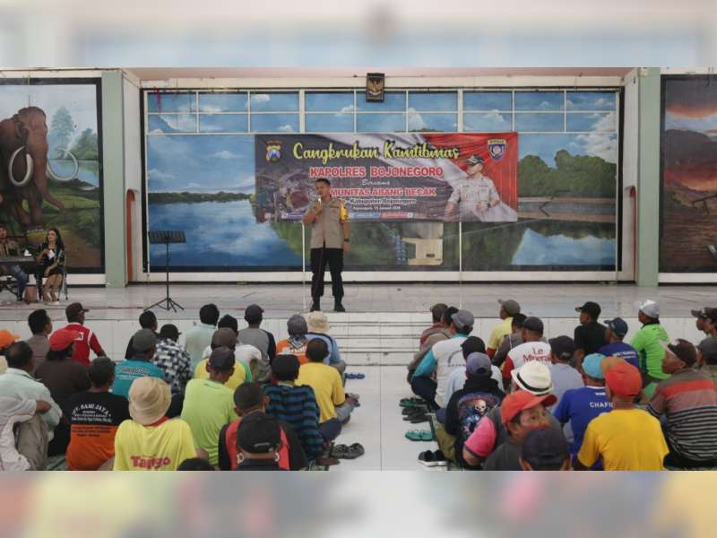 Jalin Komunikasi, Kapolres Bojonegoro Cangkruan Bersama Tukang Becak