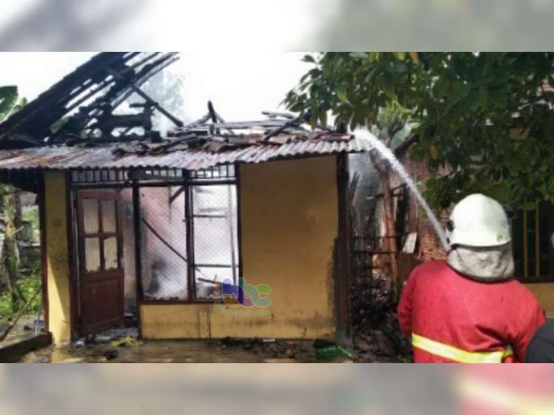 Diduga Akibat Korsleting Listrik, Rumah Warga Mulyoagung Bojonegoro Kota Terbakar