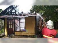Diduga Akibat Korsleting Listrik, Rumah Warga Mulyoagung Bojonegoro Kota Terbakar