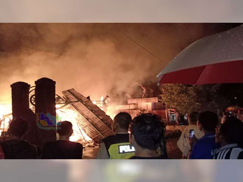Diduga Korsleting Listrik, Rumah Warga Ngasem Bojonegoro Terbakar, Kerugian Rp 300 Juta