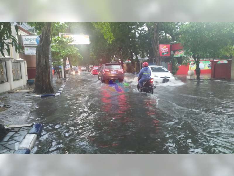 Diguyur Hujan Sejam, Sejumlah Ruas Jalan di Kota Bojonegoro Tergenang Air