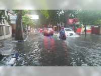 Diguyur Hujan Sejam, Sejumlah Ruas Jalan di Kota Bojonegoro Tergenang Air