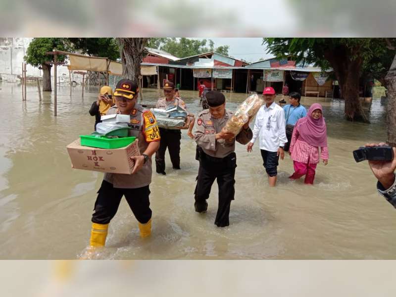 Kapolres Bojonegoro Tinjau Warga Terdampak Banjir di Kecamatan Sumberrejo