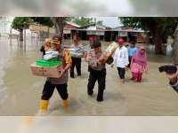 Kapolres Bojonegoro Tinjau Warga Terdampak Banjir di Kecamatan Sumberrejo