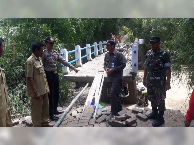 Diterjang Banjir, Tebing 2 Jembatan di Kecamatan Ngasem Bojonegoro Ambrol