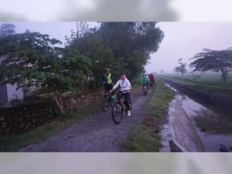 Melalui Aktivitas Gowes, Bupati Bojonegoro Sapa Warga di Pedesaan