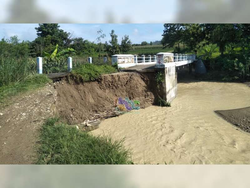 Diterjang Banjir, Tebing Jembatan dan Jalan Desa di Sekar Bojonegoro Longsor