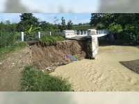 Diterjang Banjir, Tebing Jembatan dan Jalan Desa di Sekar Bojonegoro Longsor