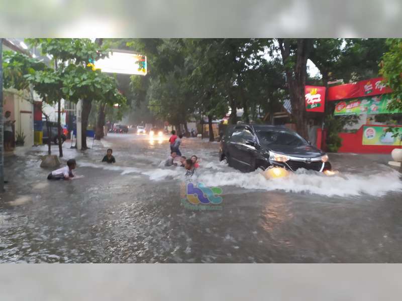 Banjir Genangan di Kota Bojonegoro, Sesaat Jadi Arena Bermain Anak-Anak