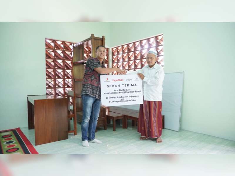 EMCL Serahkan Bantuan Pendidikan pada Lembaga Pendidikan Non Formal