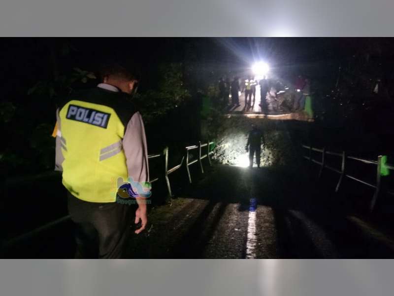 Diterjang Banjir, Jembatan di Desa Setren Kecamatan Ngasem Bojonegoro, Putus
