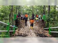 Jembatan Putus di Ngasem Bojonegoro, Aparat dan Warga Sementara Buat Jalan Darurat
