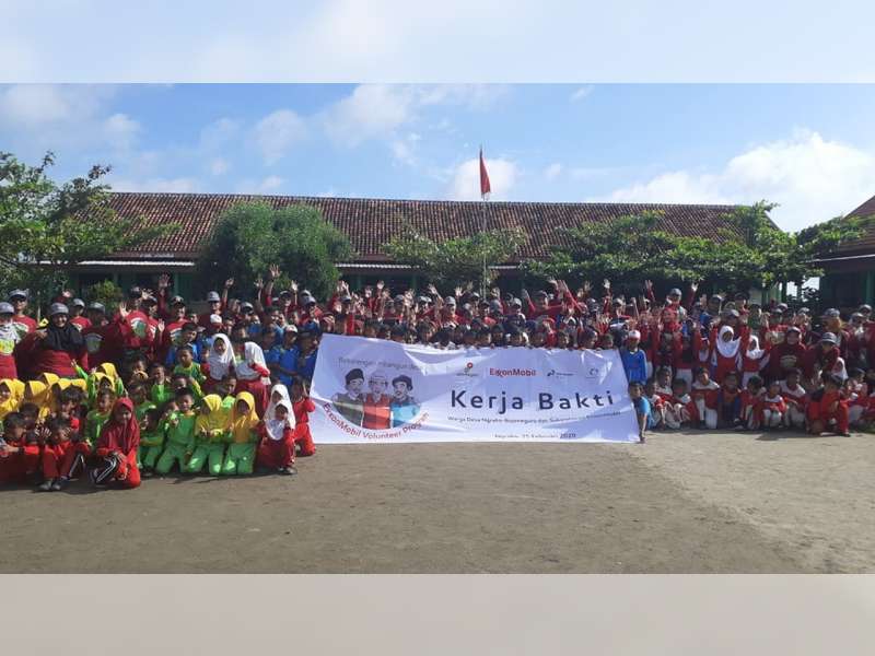 Kerja Bakti Karyawan EMCL Bersama Masyarakat dalam ExxonMobil Volunteer Program