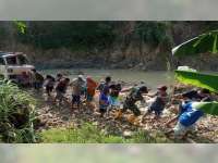 Truk Yang Terseret Arus Sungai di Bubulan Bojonegoro, Telah Berhasil Dievakuasi