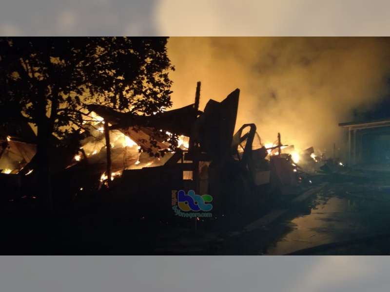 Hingga Malam, Kebakaran Gudang Tembakau di Balen Bojonegoro Masih Belum Padam
