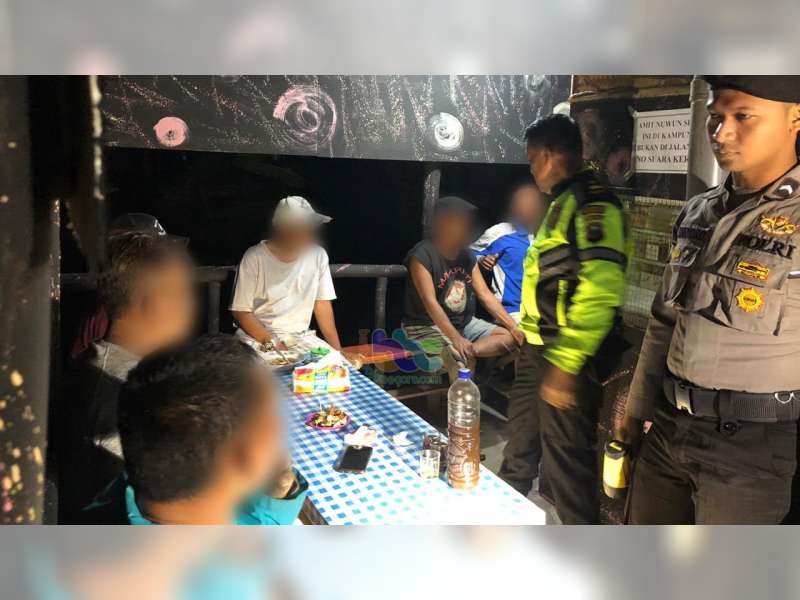 Kedapatan Minum-Minuman Keras di Tempat Umum, Belasan Orang di Bojonegoro Diamankan Polisi