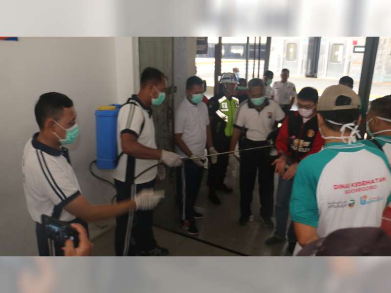 Cegah Viris Corona, Polisi Bersama Dinkes Bojonegoro Lakukan Penyemprotan Disinfektan
