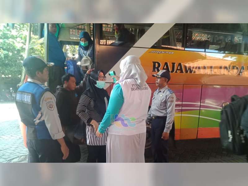 Dinas Kesehatan Lakukan Pemeriksaan Para Penumpang yang Baru Datang di Bojonegoro