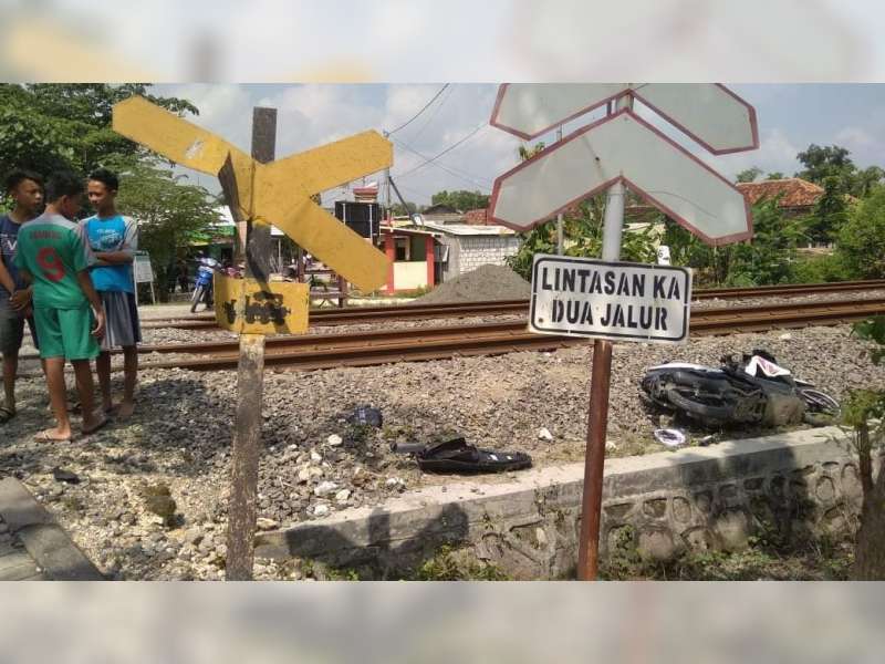 Motor Diserempet Kereta Api di Kapas Bojonegoro, 2 Orang Pengendara Selamat
