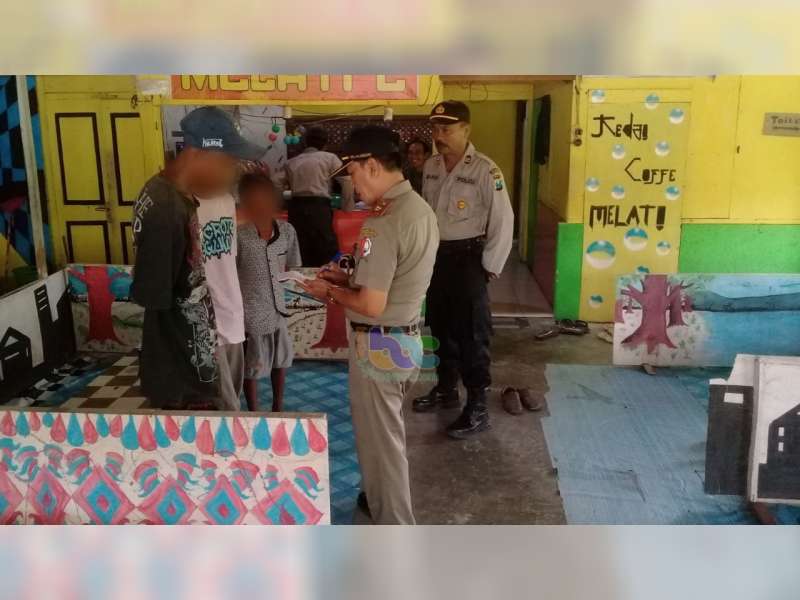Satpol PP Bojonegoro Dapati Sejumlah Pelajar yang Nongkrong di Warung