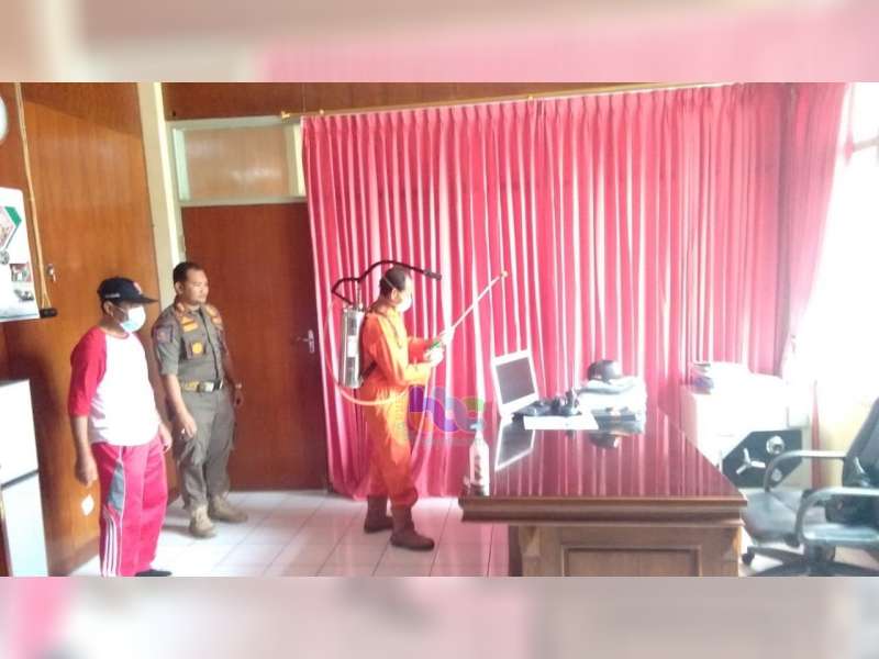 Dinas Kesehatan Bojonegoro Lakukan Penyemprotan Disinfektan di Sejumlah Fasilitas Umum