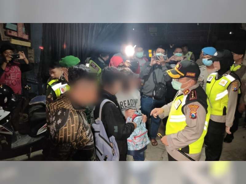 Aparat Gabungan di Bojonegoro Bubarkan Kerumunan Warga, Antisipasi Penyebaran Covid-19