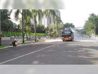 Polisi Gunakan Watercanon untuk Semprotkan Disinfektan di Ruas Jalan di Kota Bojonegoro