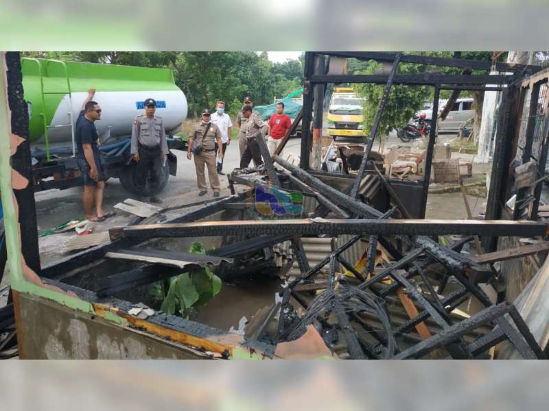 Diduga Akibat Korsleting Listrik, Warung Milik Warga Gayam Bojonegoro Hangus Terbakar