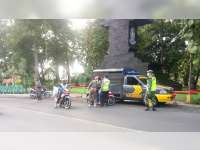 Aparat di Bojonegoro Lakukan Pemeriksaan Suhu Tubuh bagi Pendatang di Perbatasan