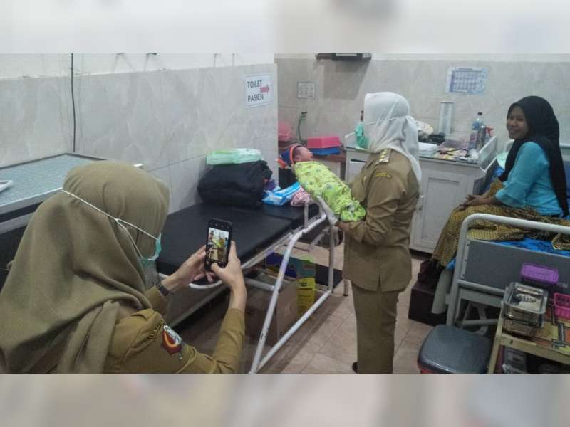 Kunjungi Puskesmas Temayang, Bupati Bojonegoro Beri Nama Bayi yang Baru Lahir