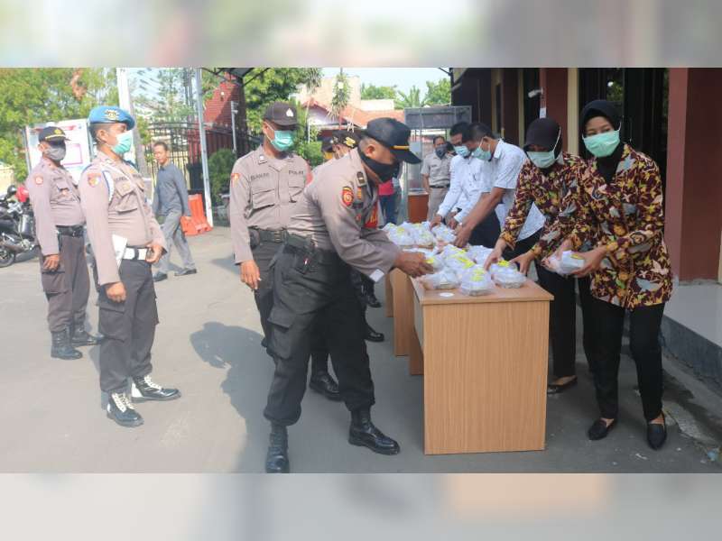 Tangkal Covid-19, Polisi di Bojonegoro Diberi Vitamin dan Extra Fooding