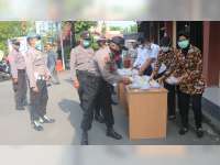 Tangkal Covid-19, Polisi di Bojonegoro Diberi Vitamin dan Extra Fooding