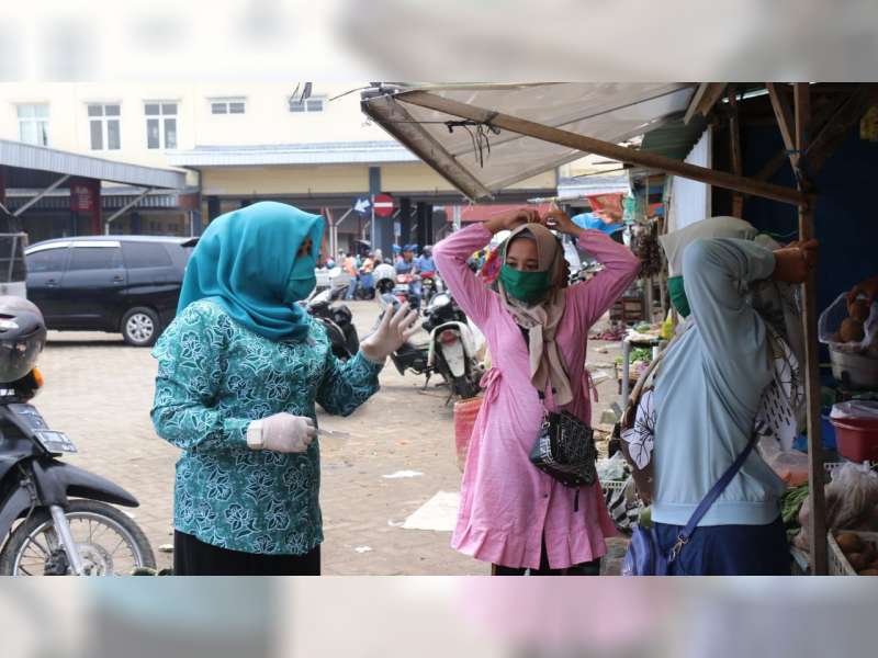 Masker Langka, TP PKK Kabupaten Blora Bagikan Masker Gratis untuk Masyarakat