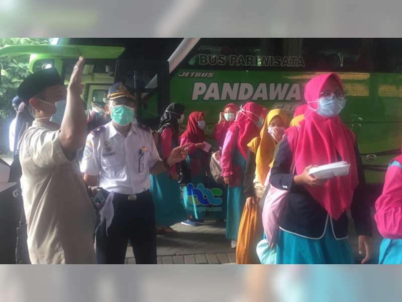 72 Santri dari Mojokerto yang Baru Tiba di Terminal Rajekwesi Bojonegoro, Dicek Kesehatannya