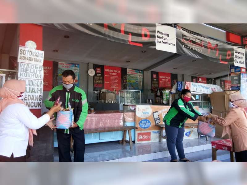 Dharma Wanita Blora Bagikan Paket Sembako dan Sosialisasi Pencegahan Virus Corona