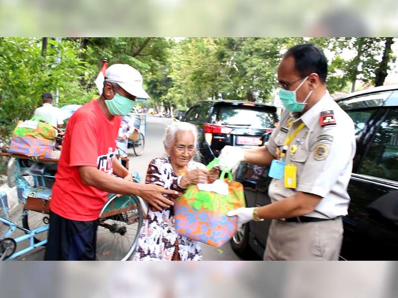 Di Tengah Pandemi Virus Corona, BPN Bojonegoro Bagikan Sembako bagi Warga Kurang Mampu