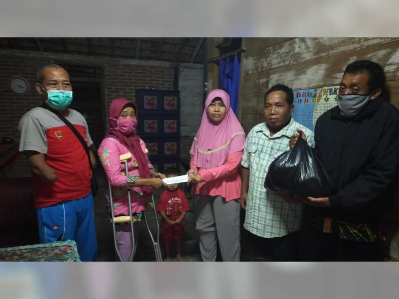 Kaum Difabel Blora Bagikan Sembako pada Warga Terdampak Virus Corona