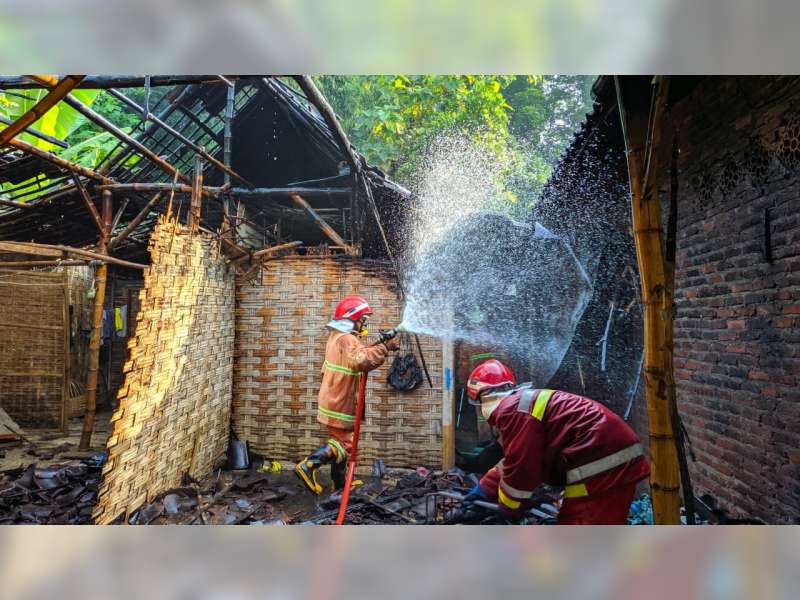 Diduga Akibat Korsleting Listrik, Gudang Pabrik Kasur di Baureno Bojonegoro, Terbakar