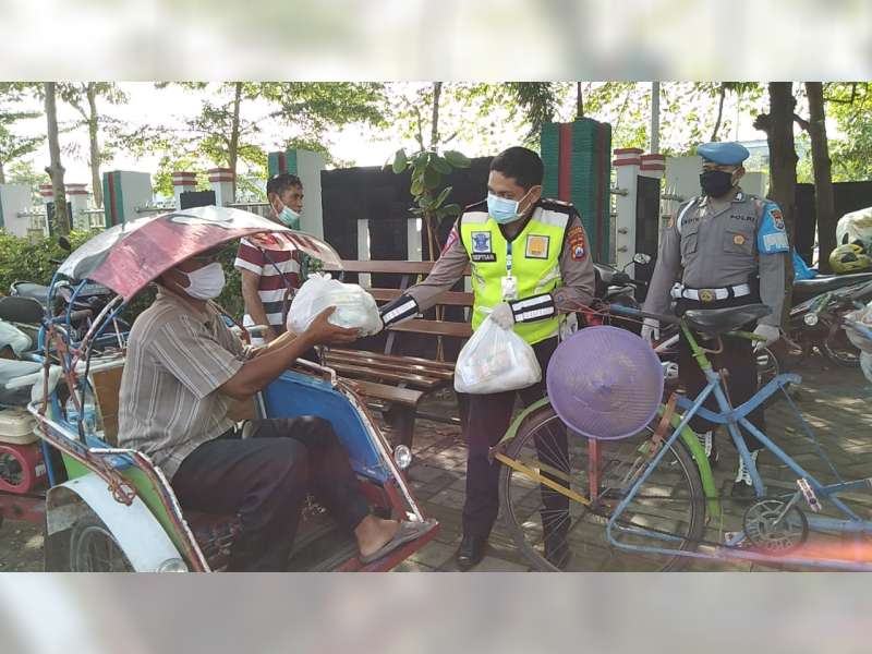 Polres Bojonegoro Bagikan Ribuan Paket Sembako dan Masker pada Warga Terdampak Covid-19