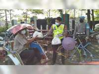 Polres Bojonegoro Bagikan Ribuan Paket Sembako dan Masker pada Warga Terdampak Covid-19