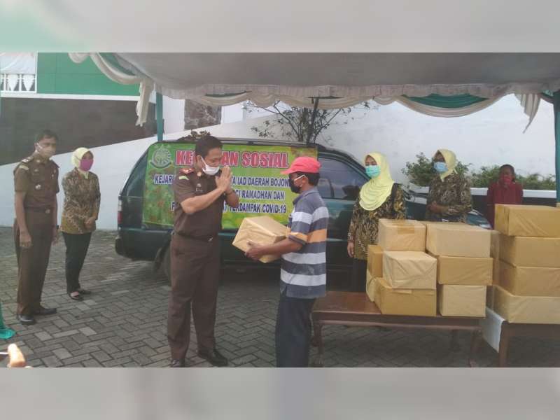 Kejari Bojonegoro Bagi Sembako pada Warga Kurang Mampu Terdampak Virus Corona