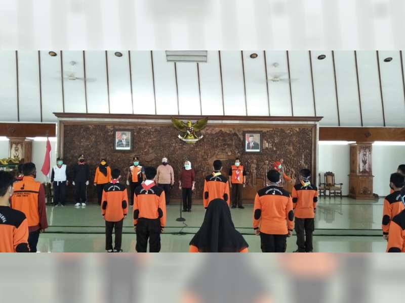 Pemkab Bersama Pramuka Kwarcab Bojonegoro Bagikan Masker pada Masyarakat