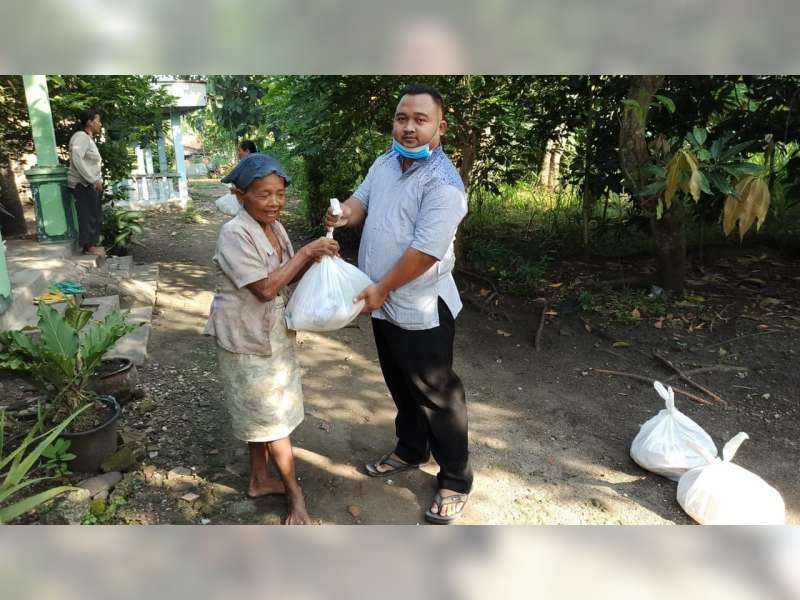 Ungkapan Syukur, Pengusaha di Kalitidu Bojonegoro Bagi Sembako pada Warga Kurang Mampu