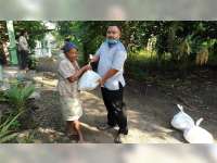 Ungkapan Syukur, Pengusaha di Kalitidu Bojonegoro Bagi Sembako pada Warga Kurang Mampu