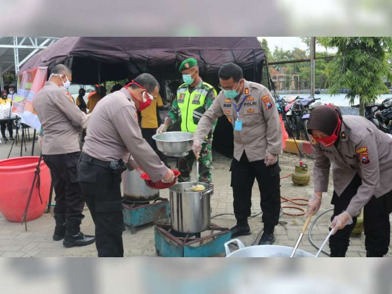 TNI dan Polri di Bojonegoro Bagikan Menu Buka Puasa dan Sahur bagi Warga Kurang Mampu
