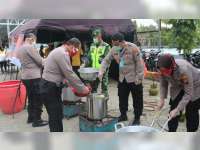 TNI dan Polri di Bojonegoro Bagikan Menu Buka Puasa dan Sahur bagi Warga Kurang Mampu